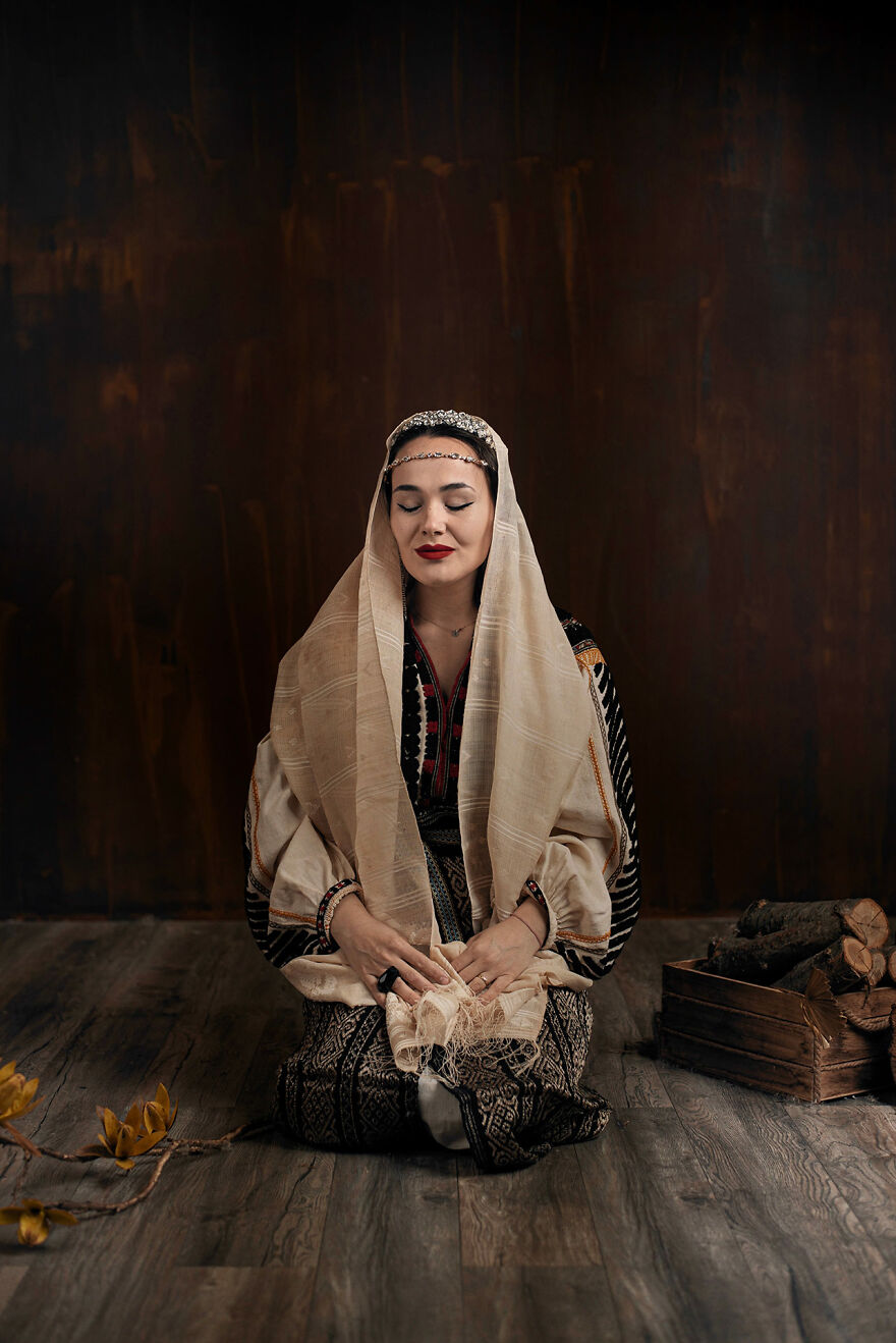 "Seasons - My Life As A Dream": A Celebration Of The Traditional Romanian Blouse, Ia (19 Pics) "Seasons - My Life As A Dream": A Celebration Of The Traditional Romanian Blouse, Ia (19 Pics)