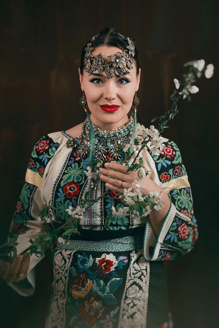 "Seasons - My Life As A Dream": A Celebration Of The Traditional Romanian Blouse, Ia (19 Pics) "Seasons - My Life As A Dream": A Celebration Of The Traditional Romanian Blouse, Ia (19 Pics)