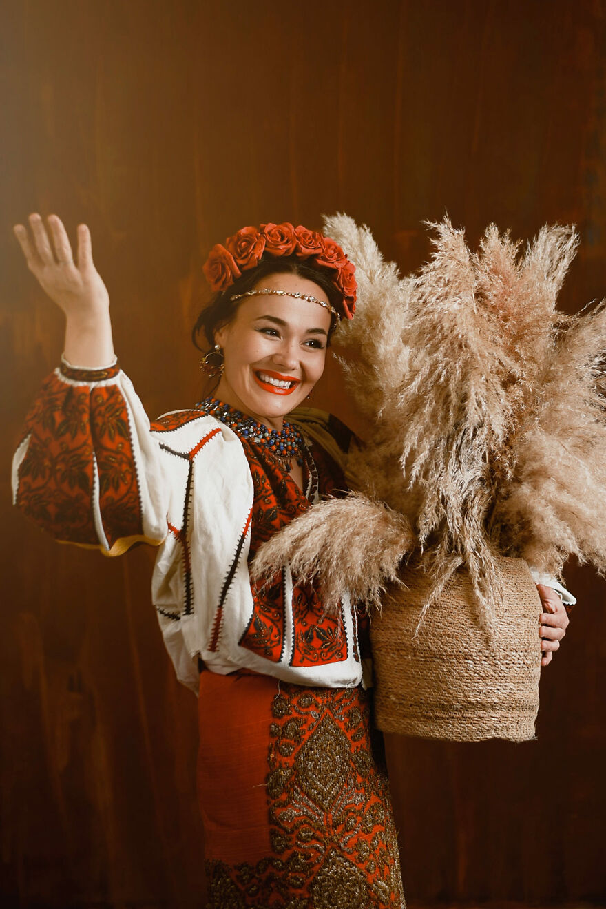 "Seasons - My Life As A Dream": A Celebration Of The Traditional Romanian Blouse, Ia (19 Pics) "Seasons - My Life As A Dream": A Celebration Of The Traditional Romanian Blouse, Ia (19 Pics)