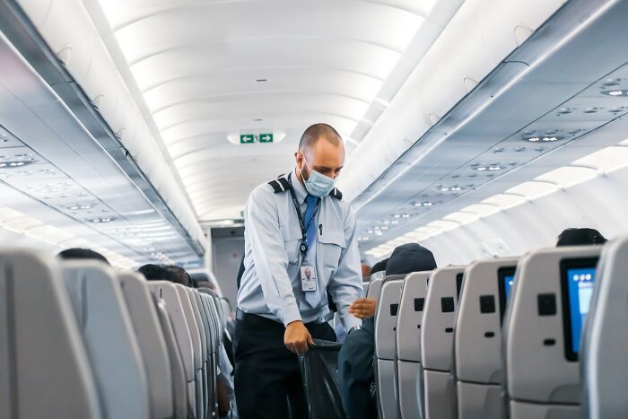20 Secretos de la industria aérea que la mayoría de los pasajeros desconocen, compartidos por auxiliares de vuelo