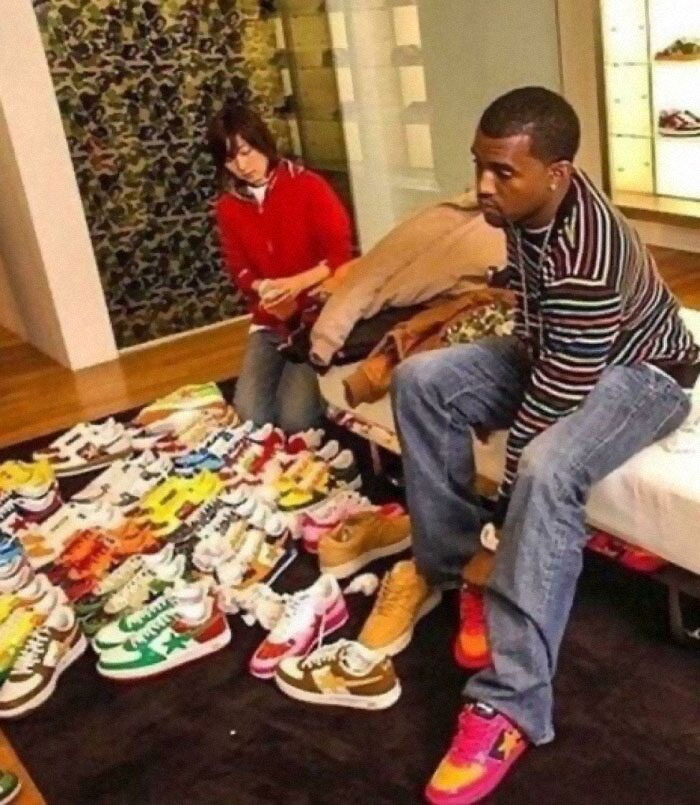 Kanye West en la tienda Bape, en 2005. Se probó todos los zapatos y no compró ninguno