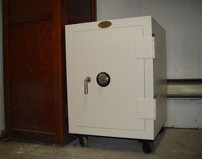 Woman Won't Give Her Boyfriend The Code To Her Gem-Filled Safe, Asks If She's In The Wrong Here After He Gets Mad Woman Won't Give Her Boyfriend The Code To Her Gem-Filled Safe, Asks If She's In The Wrong Here After He Gets Mad