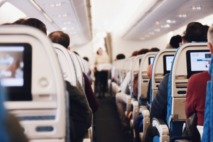 20 Secretos de la industria aérea que la mayoría de los pasajeros desconocen, compartidos por auxiliares de vuelo