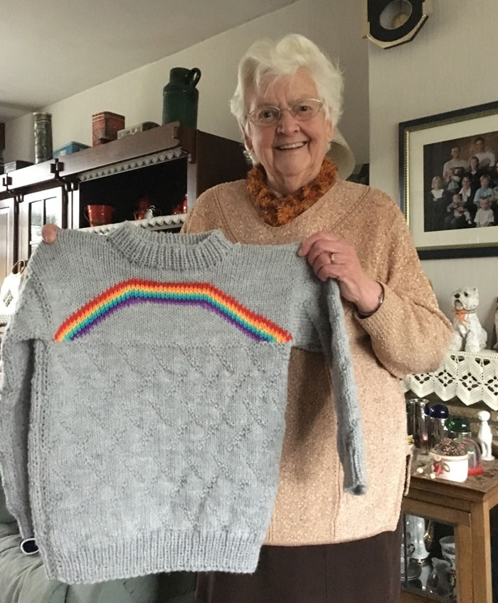 Hace algunas semanas, le conté a mi abuela que soy bisexual y hoy me regaló esto. Mi abuela me hizo un suéter arcoíris