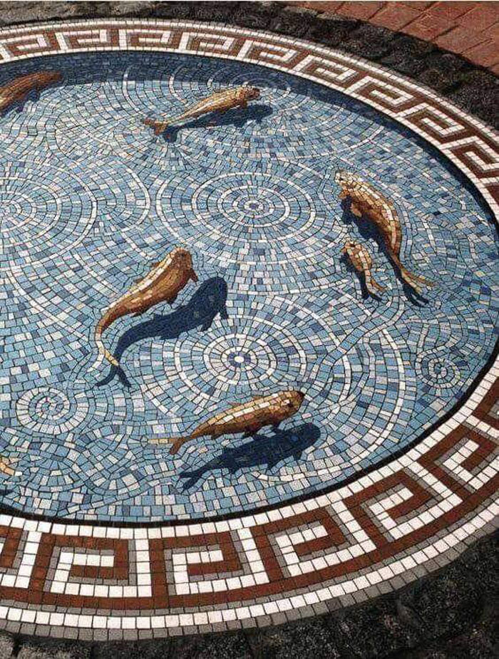 Un estanque de peces en mosaico hecho por Gary Drostle