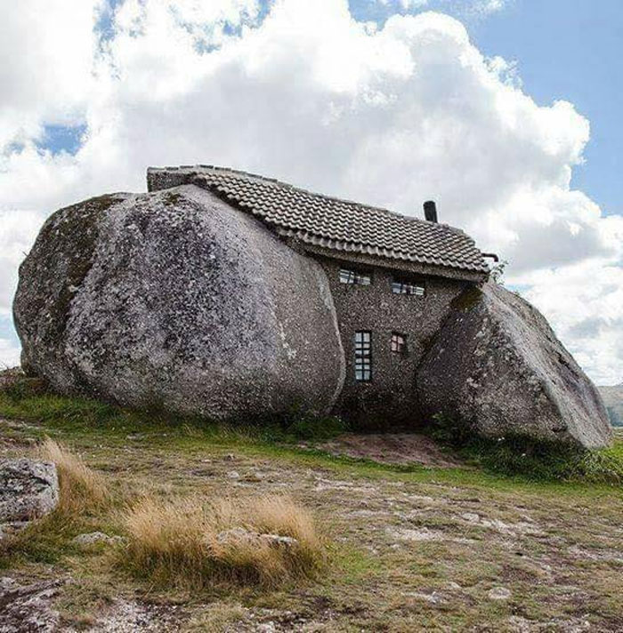 La casa de piedra de Celorico de Basto, al norte de Portugal. Se llama Casa Do Penedo (Casa de la Roca) porque fue construida con grandes rocas que funcionan como base, paredes y techo de la casa. Construida en 1972