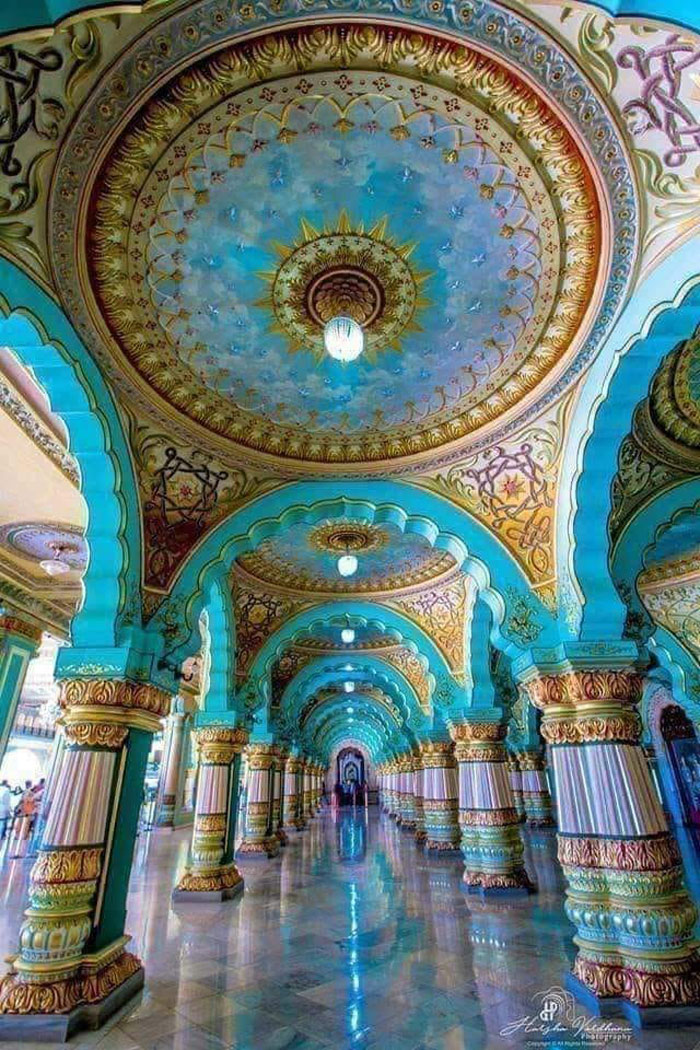 El interior del Palacio de Mysore, India
