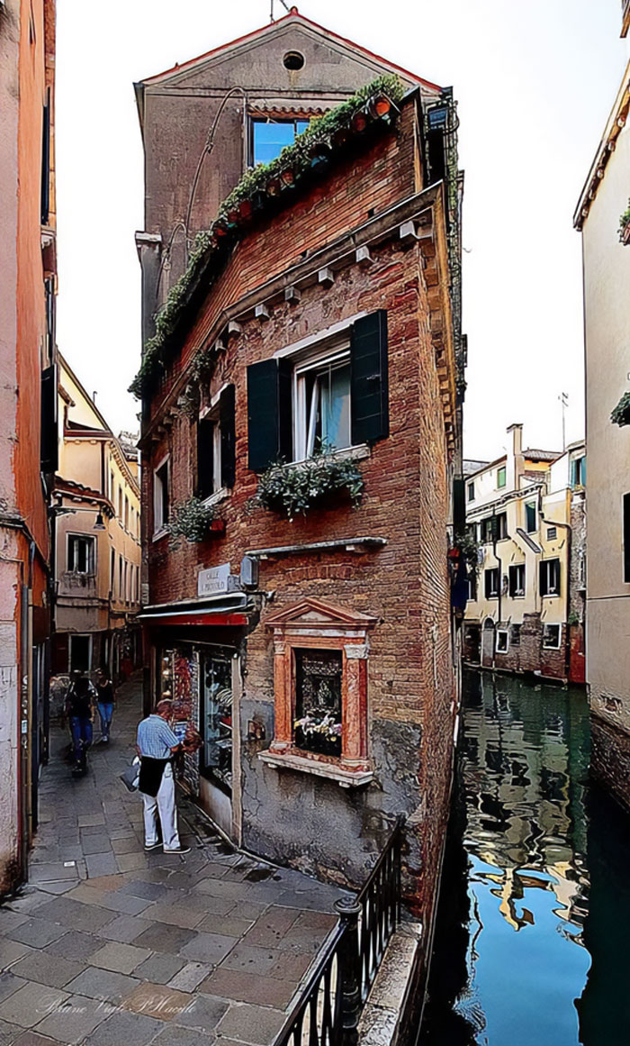 Old Flatiron House In Venice, Italy