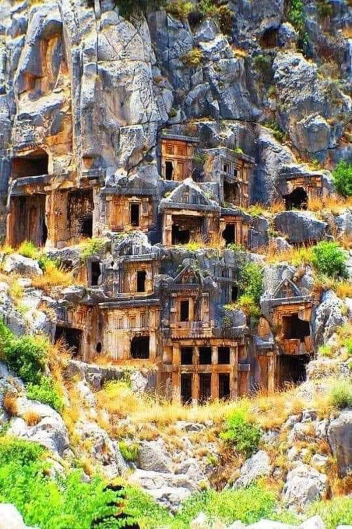 Tumbas rocosas licias situadas en la antigua ciudad de Myra Antalya, Turquía