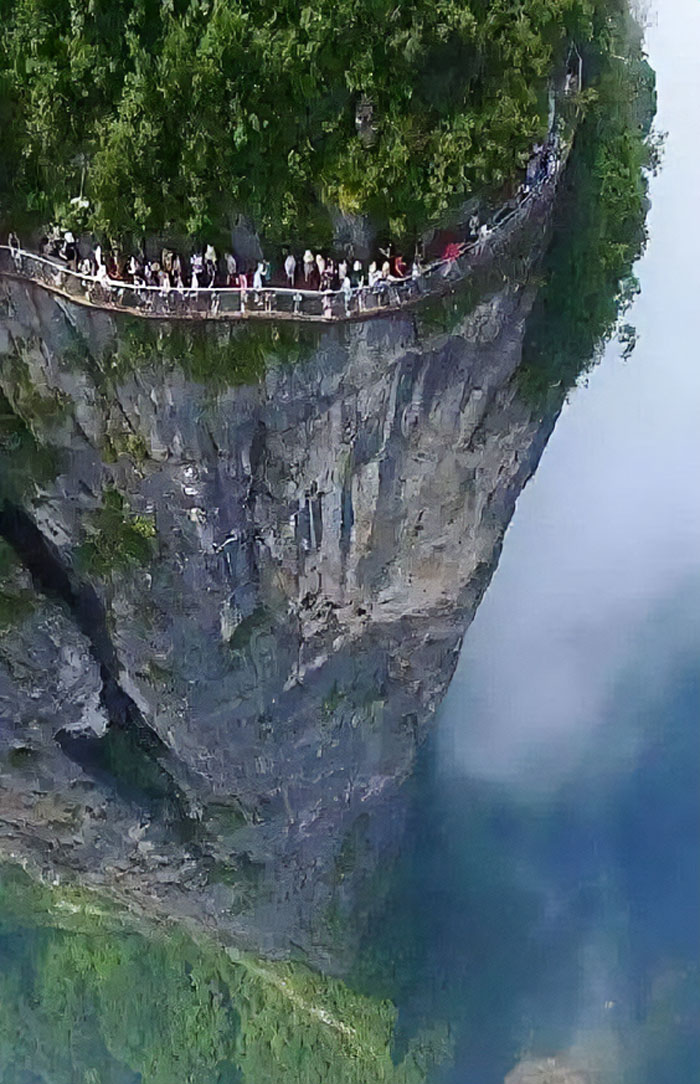 Tianmen Mountain Is Located In Hunan Province, China, Northwest Of Zhangjiajie National Park. In 2016, The Top Wooden Walkway Was Renovated As A 6.5 Cm Thick 100-Meter Glass Path