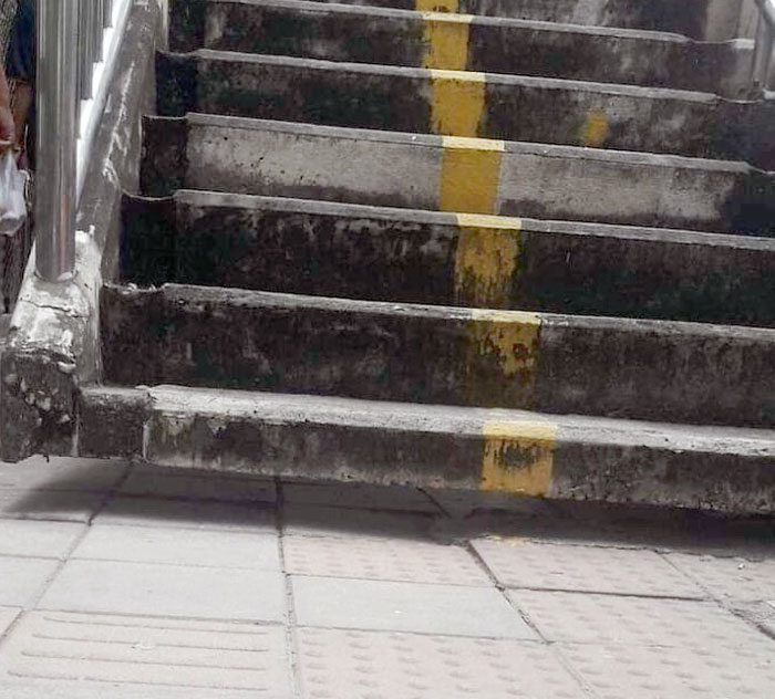 This Staircase That Doesn't Properly Touch The Ground