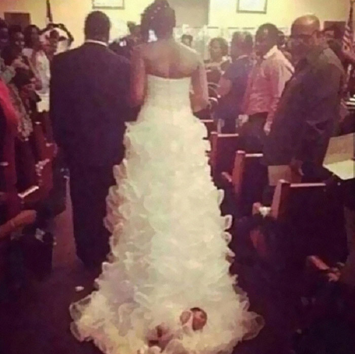 La novia ató a su bebé de un mes a la cola del vestido
