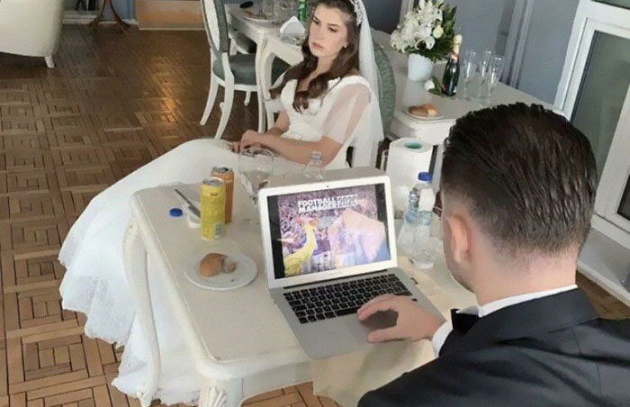 El novio llevó la computadora portátil a su boda para poder jugar