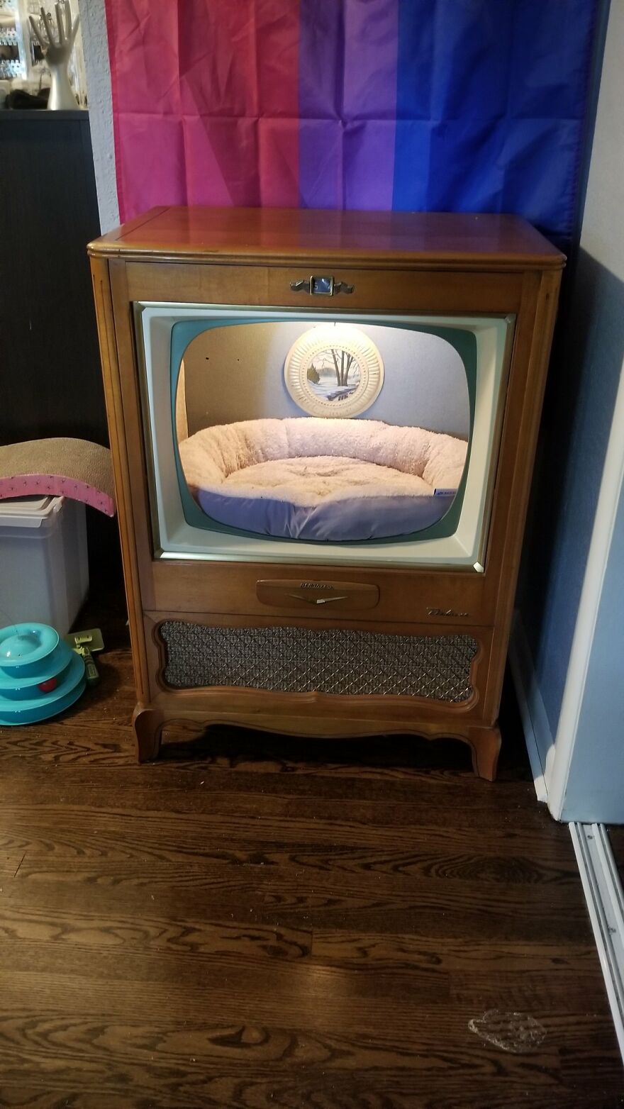 Dad Makes A Cat Bed For His Daughter's Feline From An Old TV, And It Hasn't Gone Unnoticed On The Socials