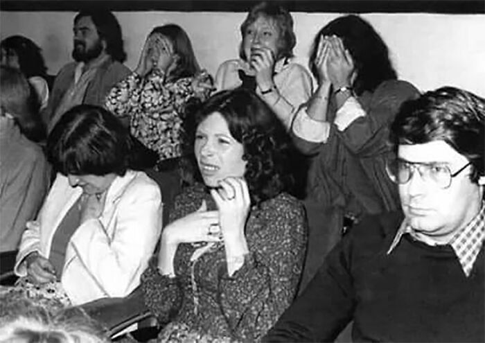 Una audiencia de prueba reaccionando a la escena del estallido del pecho en Alien, 1979