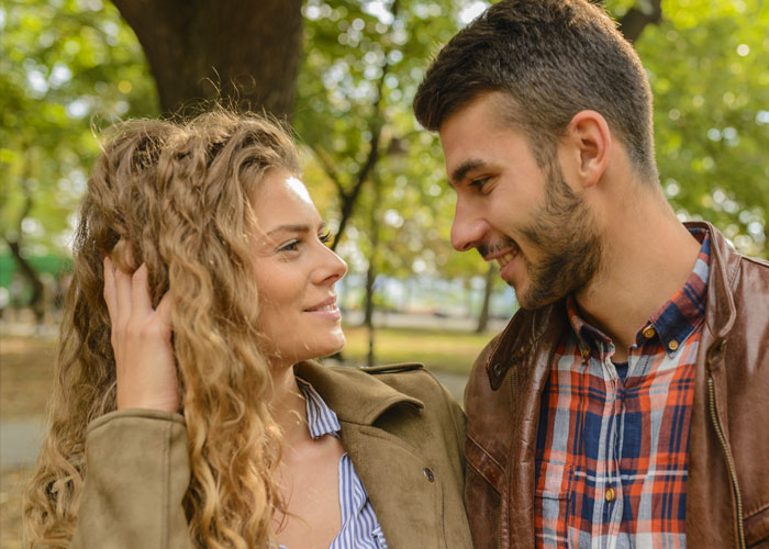 20 Detalles delatores en el comportamiento de la gente cuando tiene un romance secreto