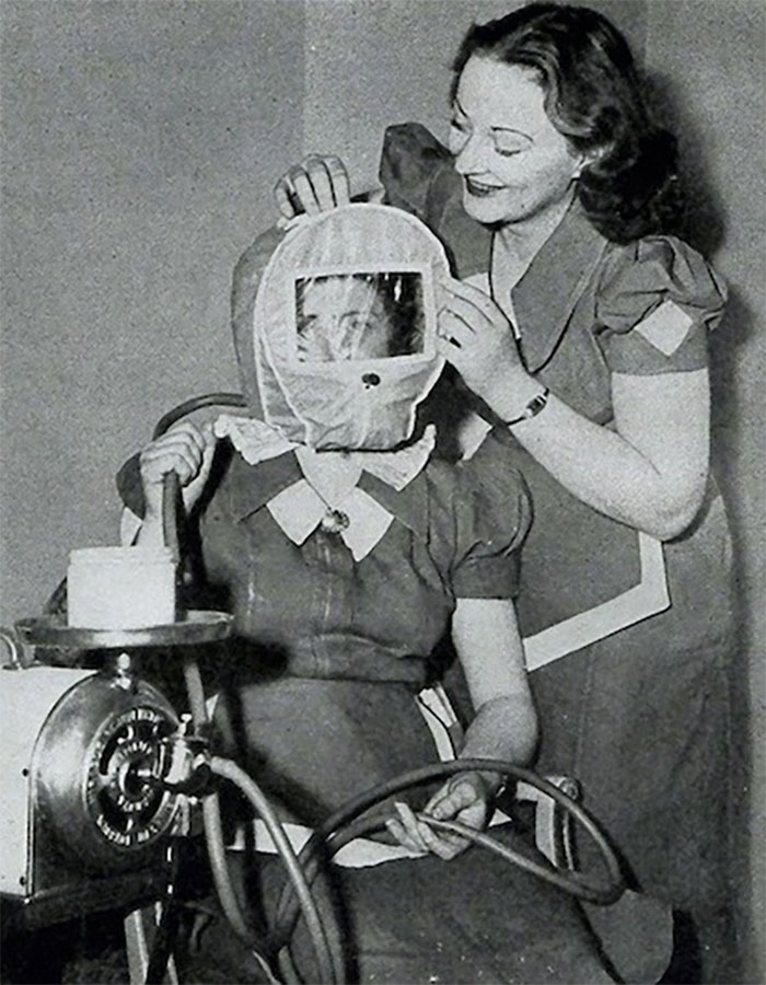 Tratamiento de belleza para mujeres: 1941 El gorro Glamour se colocaba sobre la cabeza de la mujer y la manguera adjunta se suponía que creaba una baja presión atmosférica como un vacío para mejorar la complexión de la piel