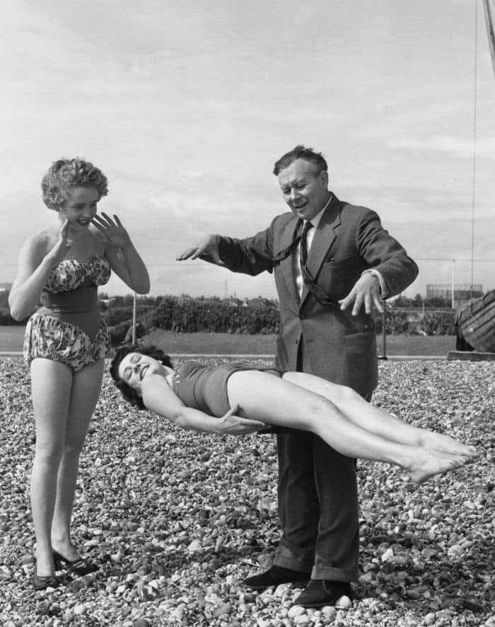 Back In 1956, Magician Robert Harbin Demonstrated One Of His Levitation Tricks On A Few Beachgoers. These Women Looked Pretty Impressed And At Ease, Especially The Woman ‘Levitating’ Over Rocks. This Is Definitely Not Something You Would See At Beaches Today