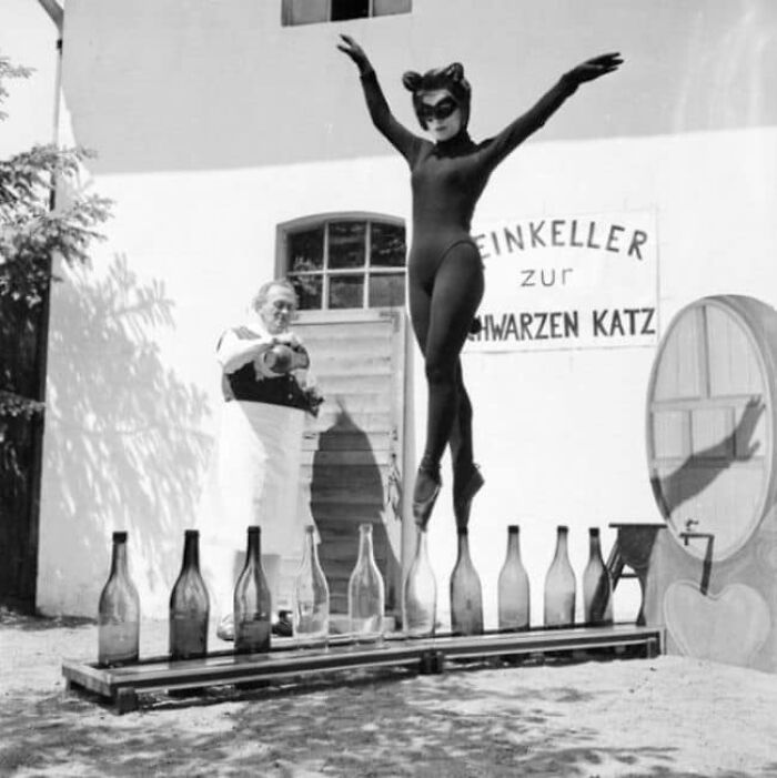 Bianca Passarge, de 17 años, de Hamburgo, baila sobre botellas de vino disfrazada de gato, 1958