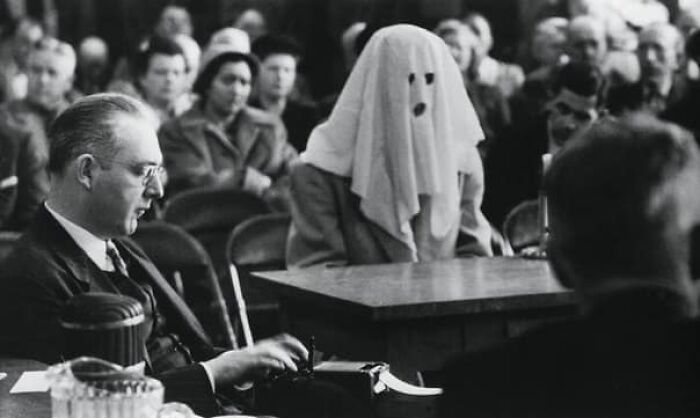 Un testigo secreto disfrazado declara en un tribunal sobre un caso de drogas. Washington, 30 de abril de 1952