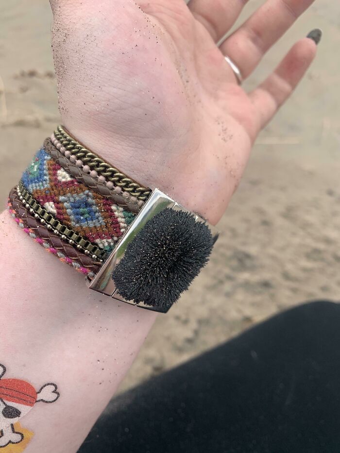 Mi pulsera empezó a recoger todo el hierro de la arena