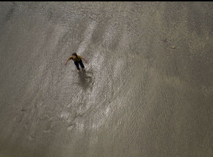 Stranger Things 3 - Episode 6 (2019) When El Is On The Beach, The Returning Water Is An Upside Down Image Of The Mind Flayer