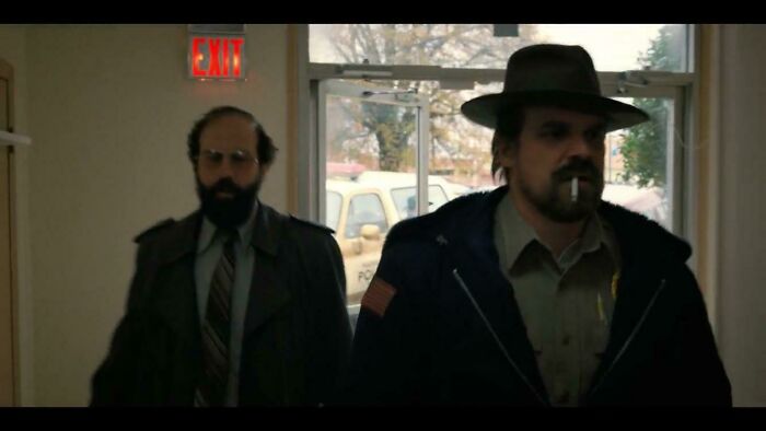 In The Stranger Things S02e01 Murray Comes To Jim With Russian Conspiracy Which Turns Out To Be Forshadowing The Next Season