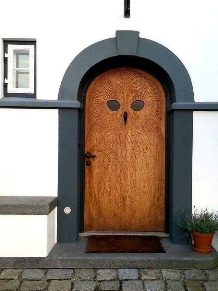 Esta puerta de madera con forma de búho de Copenhague, Dinamarca, fue creada en 1930