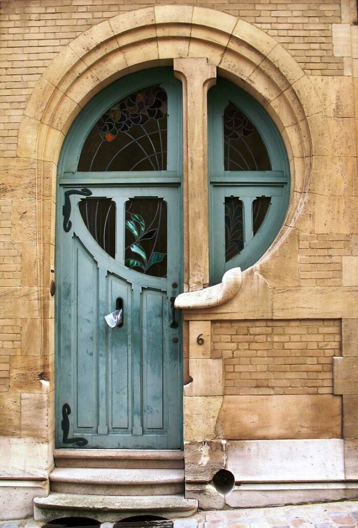 Puerta Art Decó de ladrillo y madera