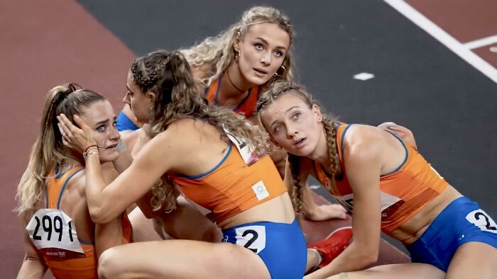 Dutch Women 4x400 Relay Team Looking At Their Score
