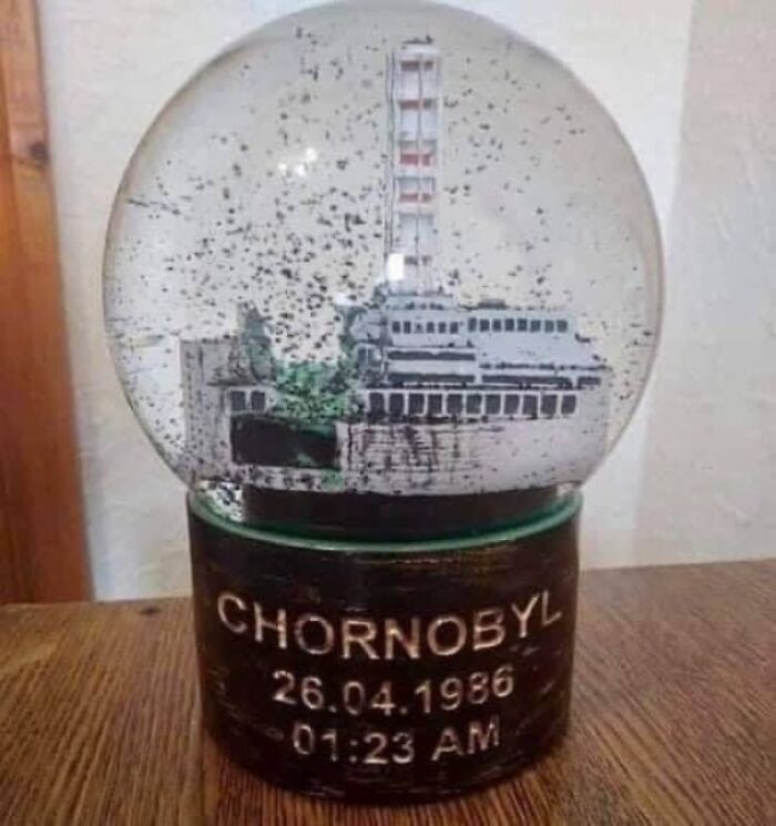 Una bola de cristal con temática de Chernóbil 