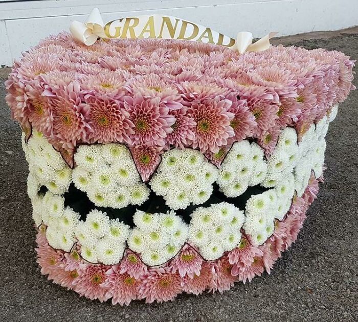 Flores de funeral con forma de dentadura