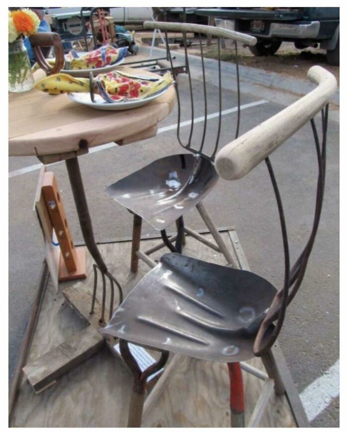Este set de mesa y sillas con forma de rastrillo y pala