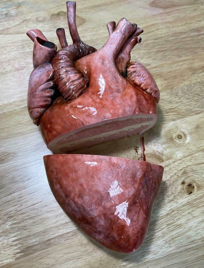 Un pastel con forma de corazón