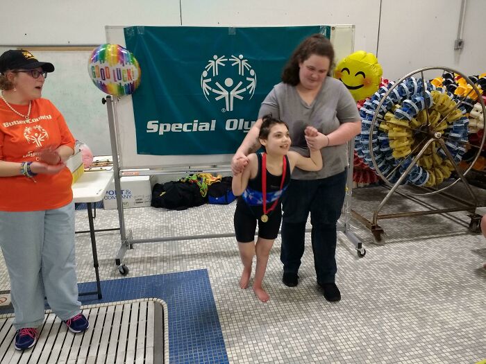 Mi hija ganó una medalla en las Olimpiadas Especiales. Hubo un tiempo en que los médicos nos dijeron que no sobreviviría a la infancia. ¡Muy feliz fin de semana!