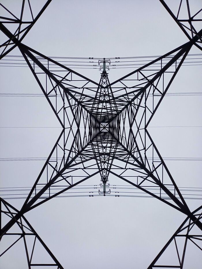 Nunca antes había pasado por debajo de una torre de alta tensión. Hay una simetría brillante