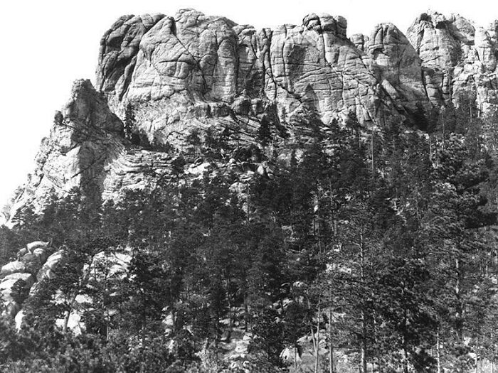 El Monte Rushmore antes de que los presidentes fueran tallados. En ese momento se llamaba Seis Padres