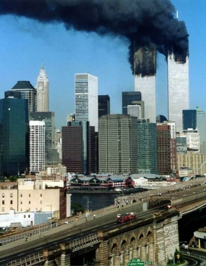 Última fotografía de la última salida del camión 118 al cruzar el puente de Brooklyn... Ninguno de los bomberos sobreviviría