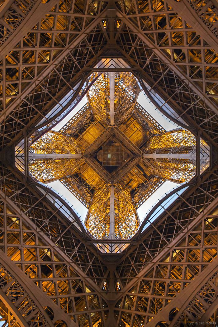 Mirando hacia arriba - La Torre Eiffel