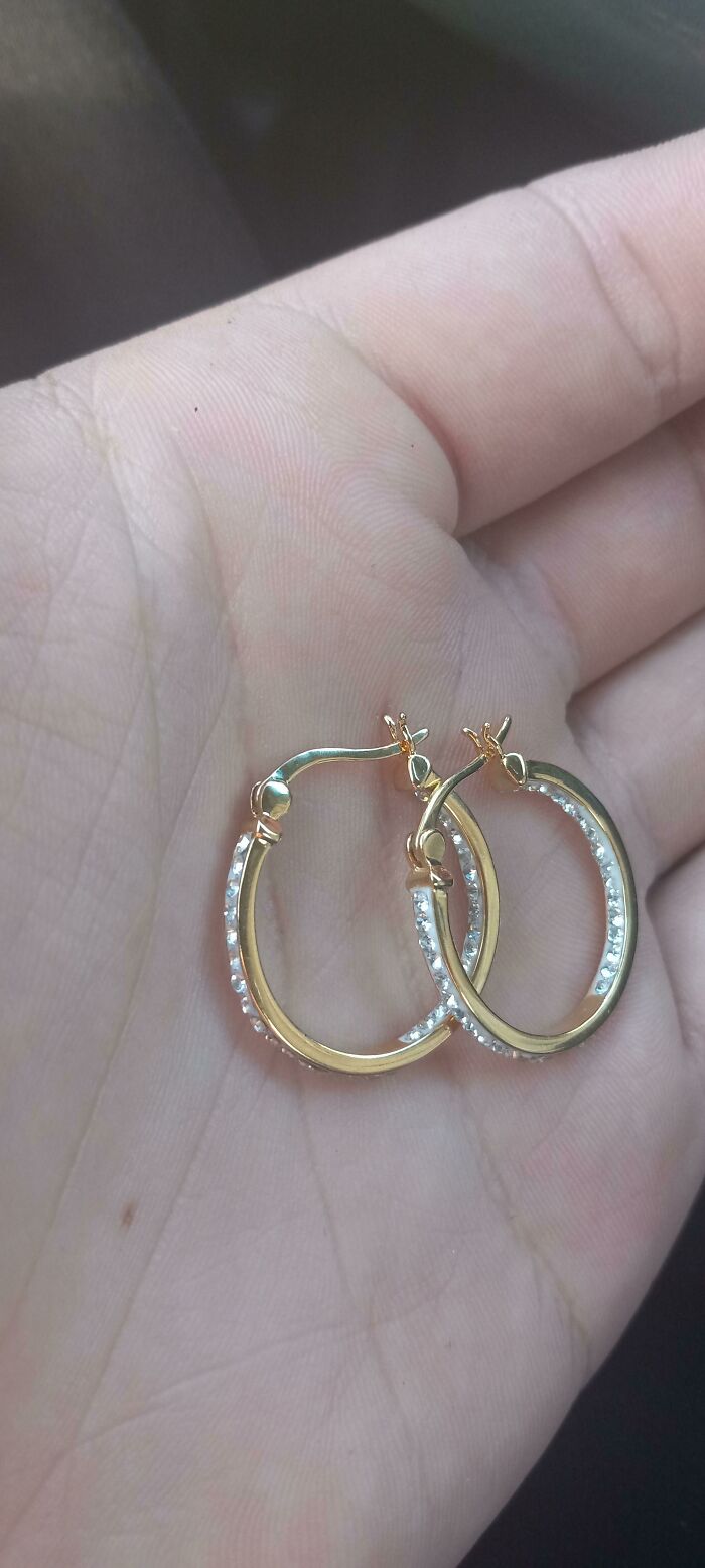 I Was Digging Through The Trash Of Someone Who Looked To Be Moving And I Found A Set Of Earrings Marked As 18k Gold And A Friend Who Is A Jeweler Tested The Stones And Said They're White Sapphire