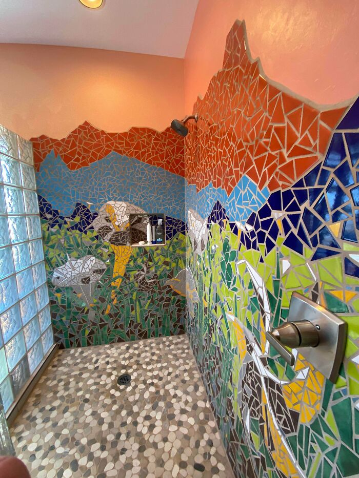 ¡Por fin he terminado el mosaico de la ducha de mi madre! 5000 azulejos cortados individualmente y un año de trabajo