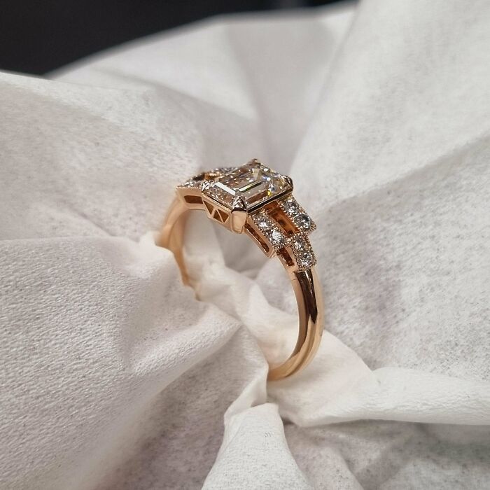 El anillo de compromiso de diamantes que hice para mi (esperemos) futura prometida. En oro rosa de 18k