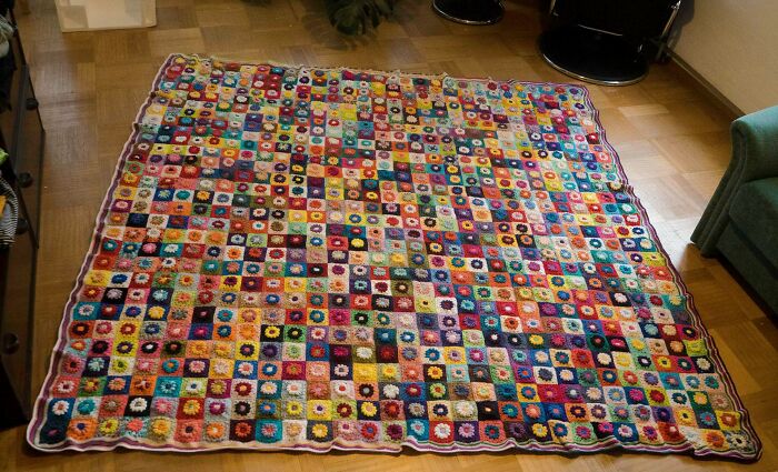 My Mother Crocheted This Blanket From Over 800 Small Flowers. She Doesn’t Even Has Facebook So I Thought I Would Post It For Her Because It’s Such An Awesome Piece