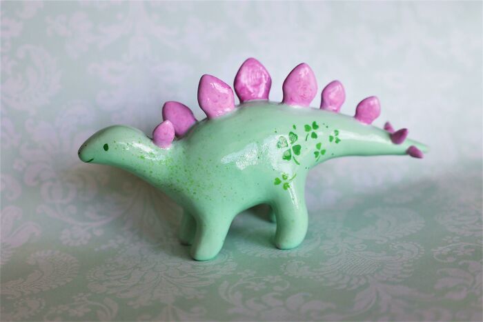Hice este pequeño estegosaurio de arcilla polimérica verde pastel