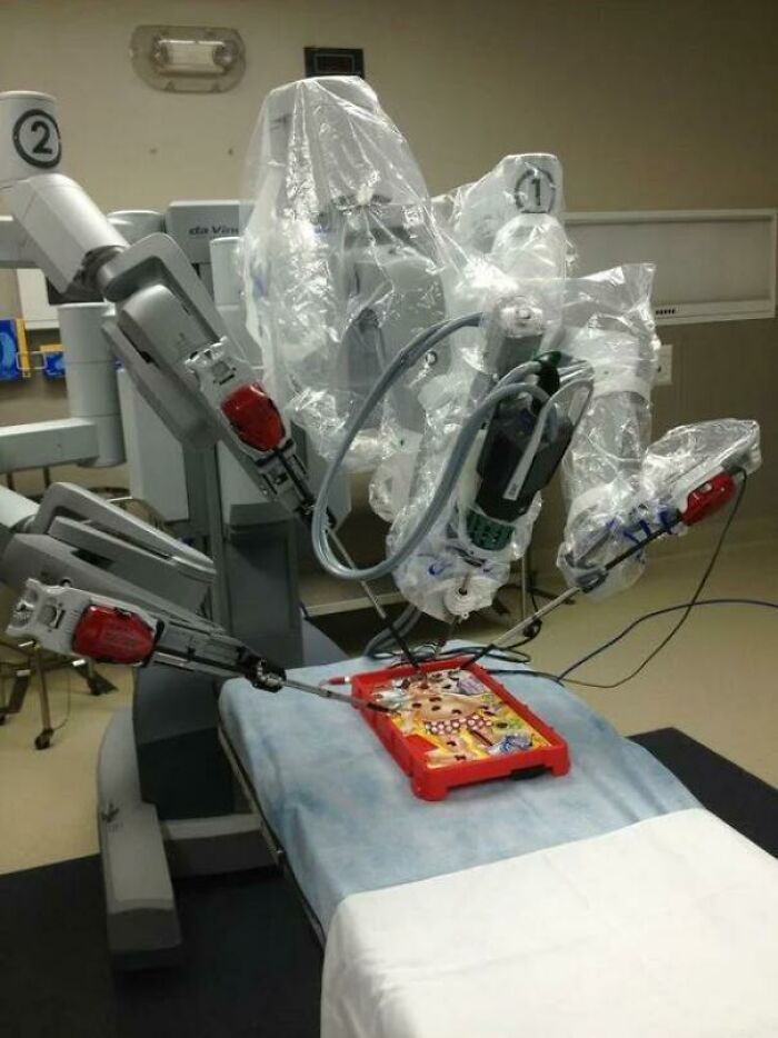 Probando el robot quirúrgico Davinci con el juego Operación