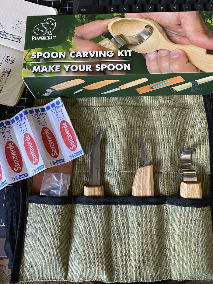 Mi kit para tallar cucharas venía con curitas