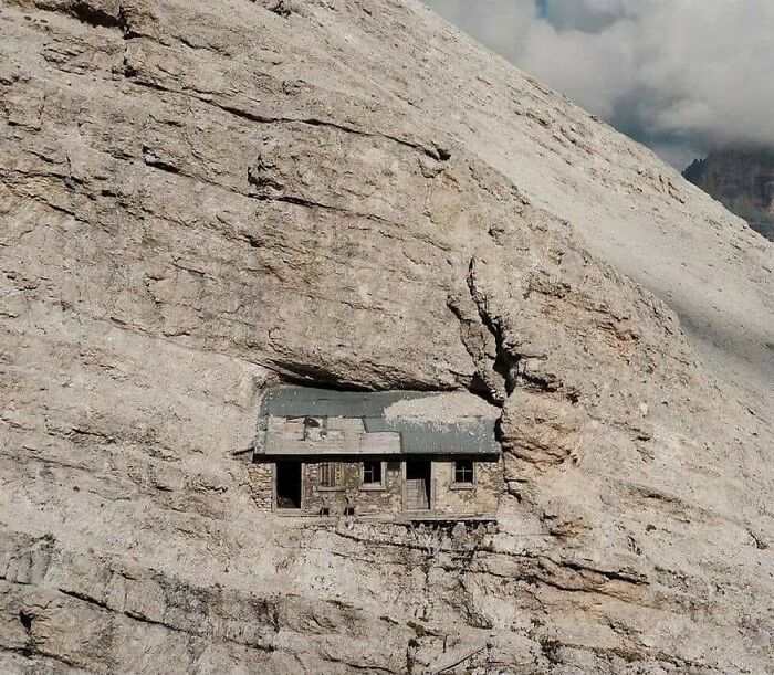 Refugio alpino de la Primera Guerra Mundial situado a 2.760 metros, Monte Cristallo, Italia