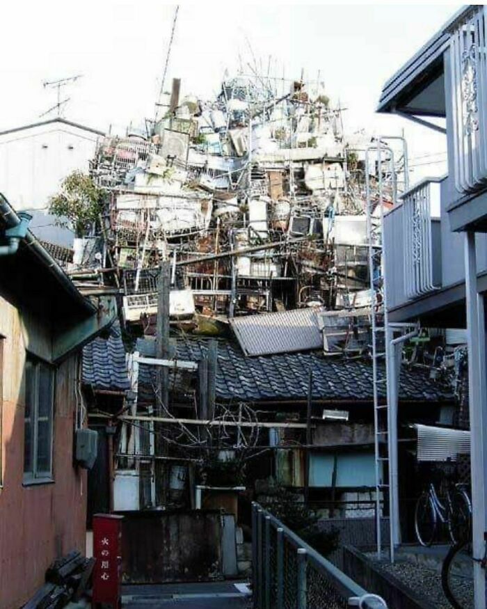 Only Surviving Photo Of A Hoarder House Demolished Around 2007 In Nagoya, Japan
