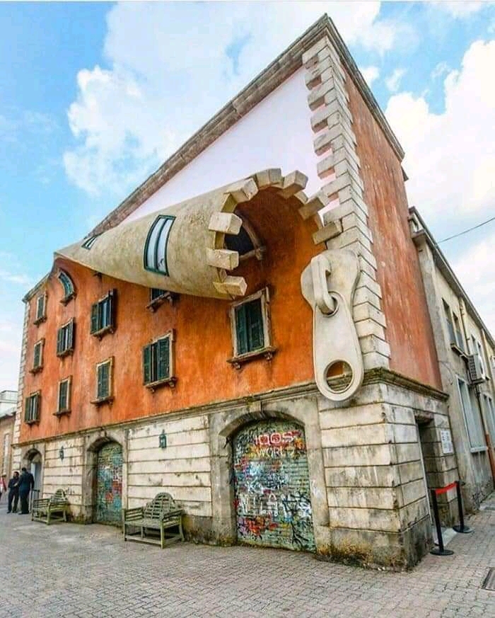 Edificio de la cremallera abierta. Milán, Italia