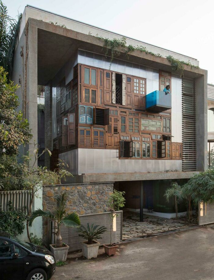 Ventanas y puertas recuperadas forman las fachadas de la casa collage de S+ps Architects